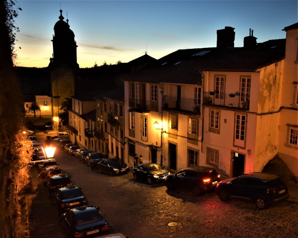 Tramonto sui tetti del centro storico di Santiago de Compostela