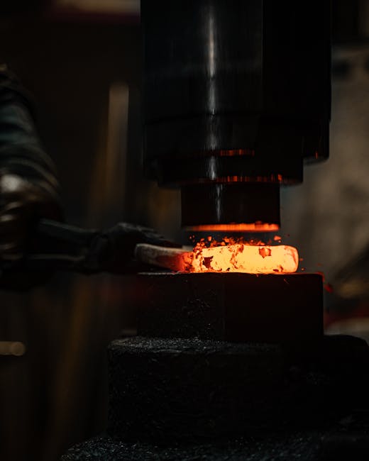 Interno della forgia con la fucina incandescente e colpi di martello