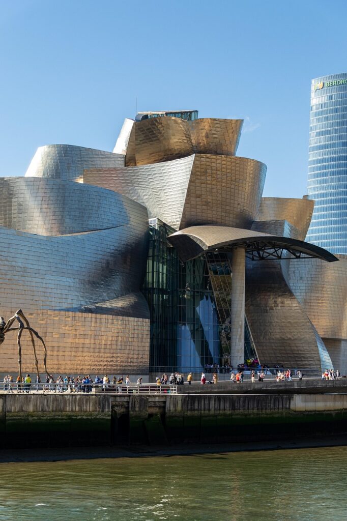 Lungo il fiume Nervión con sculture moderne e il Guggenheim sullo sfondo