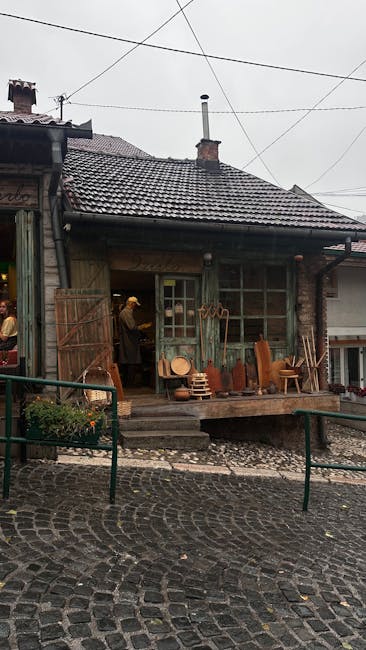 Vecchia vetrina di bottega artigiana in una via di Bilbao con oggetti fatti a mano in mostra
