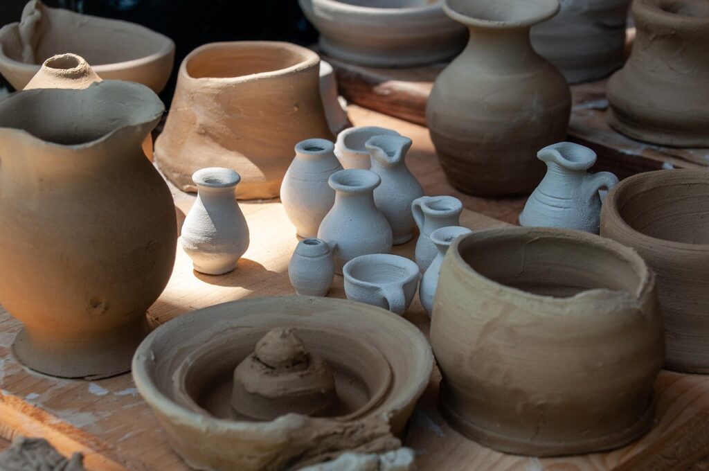 Studio di ceramica sul tetto con scaffali di ceramiche e vista sui tetti di Bilbao