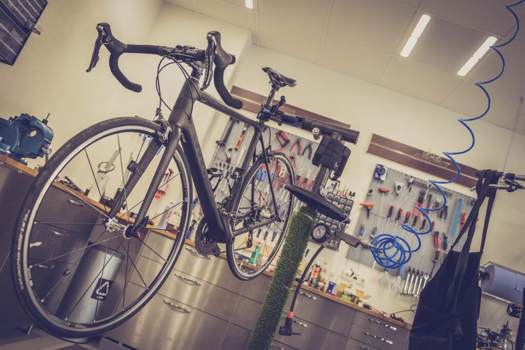 Officina di biciclette d'epoca con attrezzi appesi e bici al soffitto