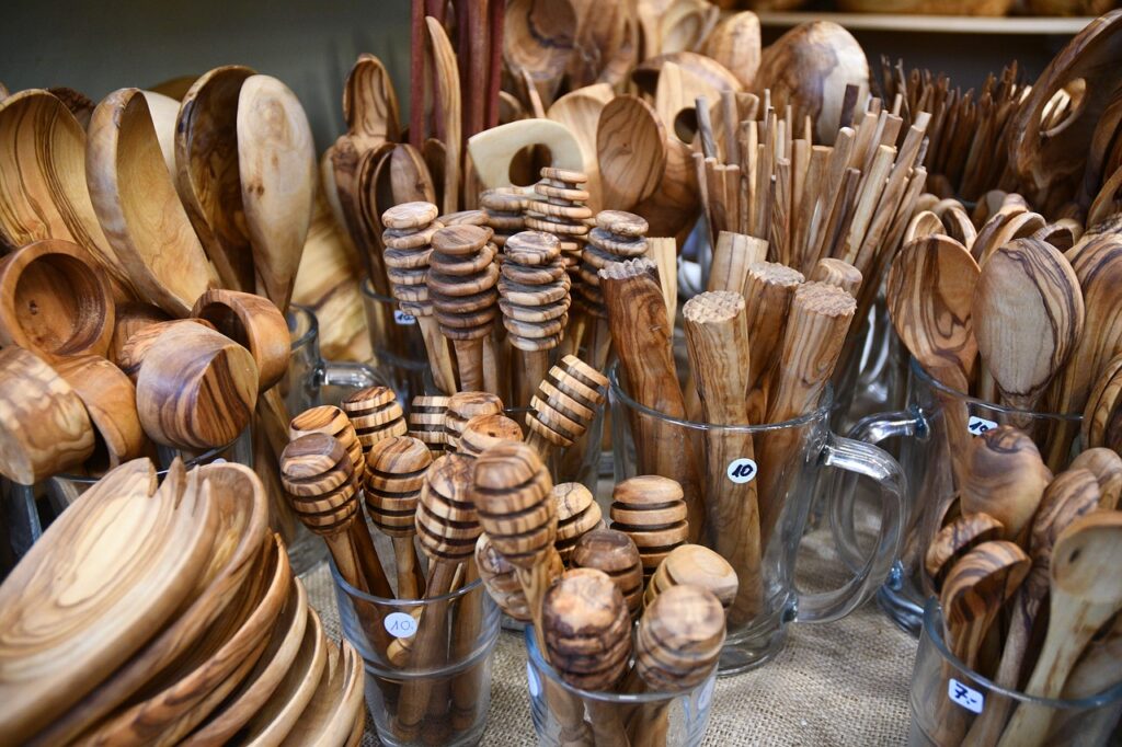 Interno di laboratorio di falegnameria con attrezzi e restauro di una sedia