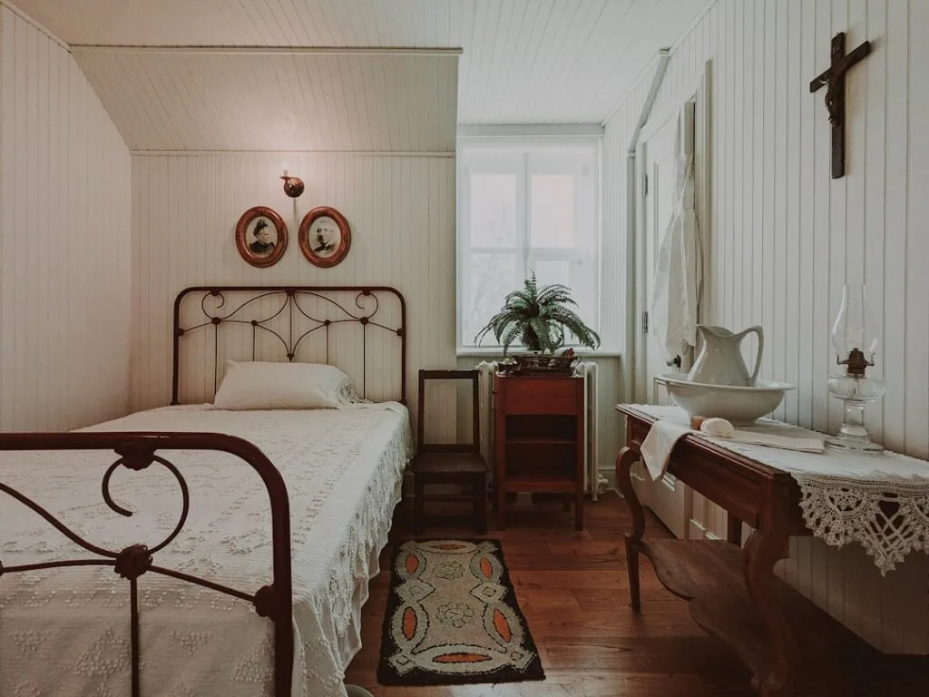Cozy vintage guesthouse bedroom with iron bed and basin in Porto
