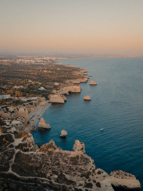 Panorama wybrzeża Algarve — klify i morze o złotej godzinie