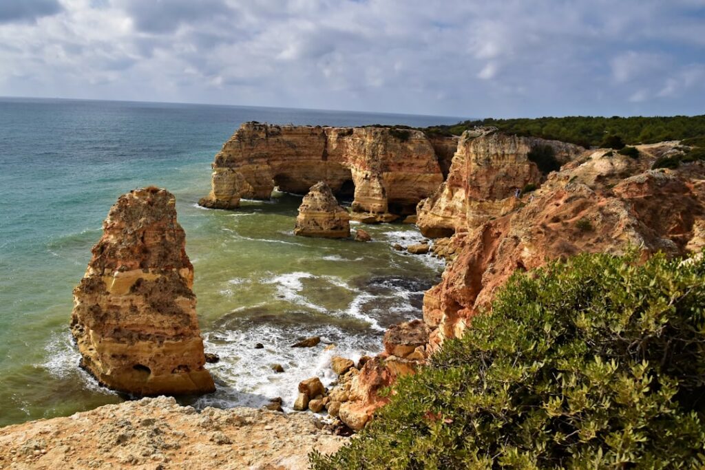 Złote klify i turkusowa woda przy Praia da Marinha