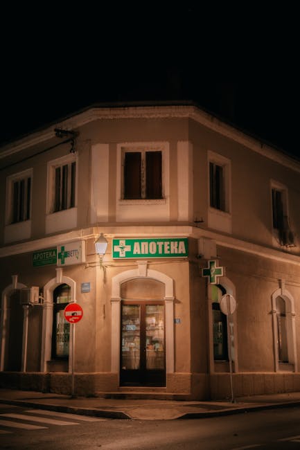 Apotheke abends an einer Straße an der Algarve