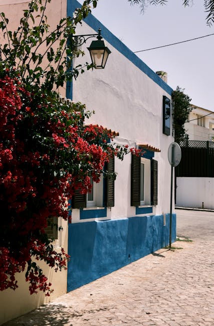 Algarve-Dorfstraße mit weißen Häusern und blauen Fensterläden