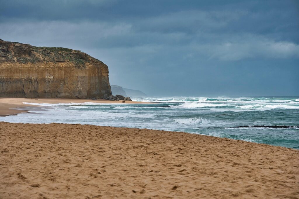 Jesień na Algarve — wzburzony ocean i klify