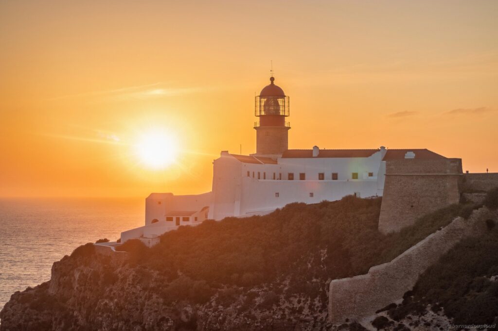 Cabo de São Vicente — latarnia i klify o zachodzie słońca
