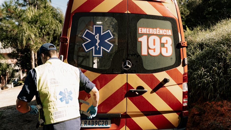 Rettungswagen auf der Küstenstraße der Algarve