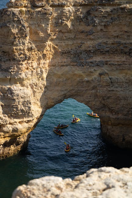 Wycieczka kajakowa przy wybrzeżu Algarve — małe łodzie i jaskinie