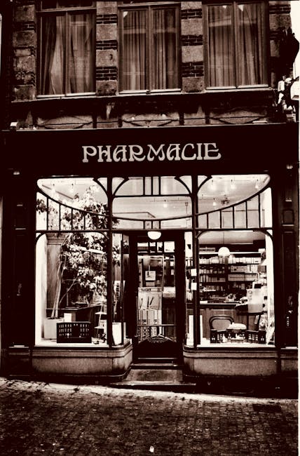 Apothekenfenster in der Altstadt von Lagos am Abend
