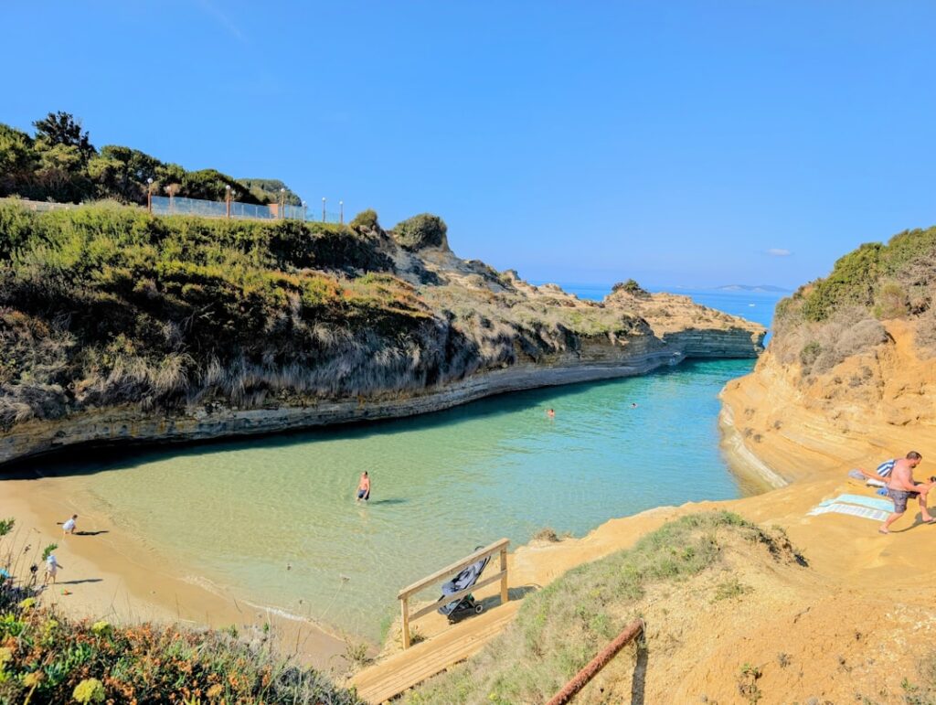 Baseny skalne przy Praia da Marinha podczas odpływu