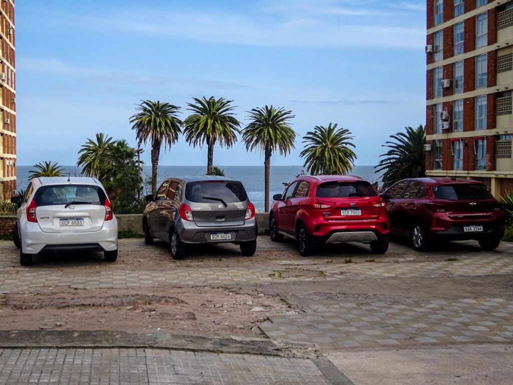 Parking przy wejściu na plażę Praia do Camilo