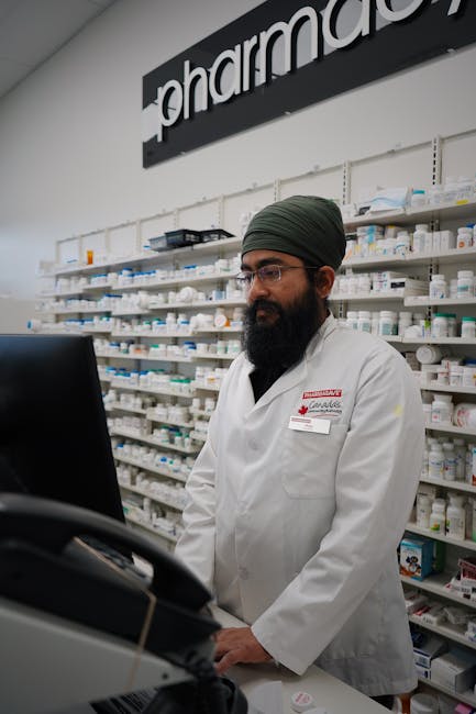 Kunde fragt nachts an der Apotheken-Theke nach Medikamenten