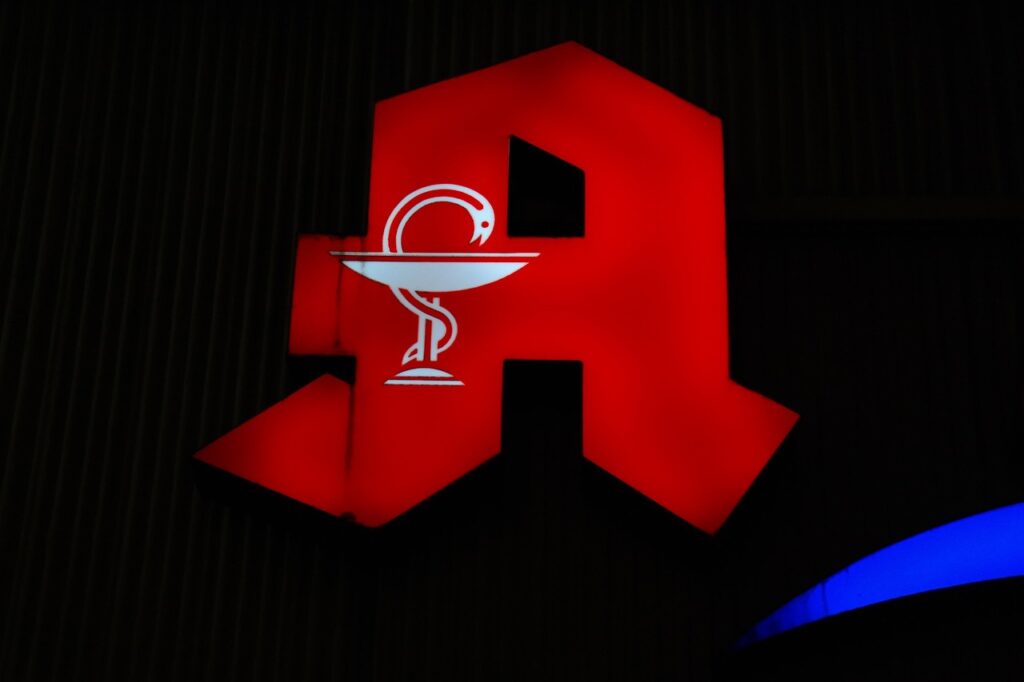 Apothekenschild in Portimão bei Abendlicht