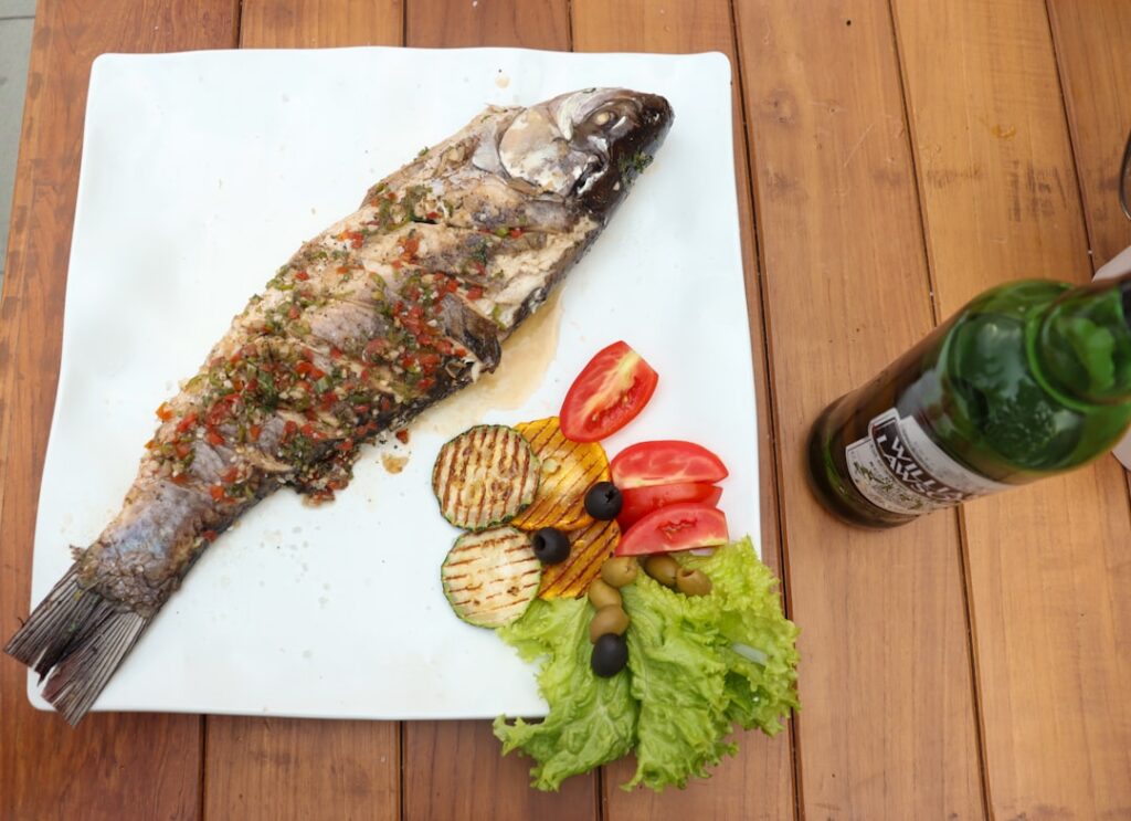 Portugalskie owoce morza — grillowany okoń morskiego przy restauracji nad morzem
