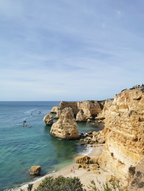Praia da Marinha — złote klify i plaża