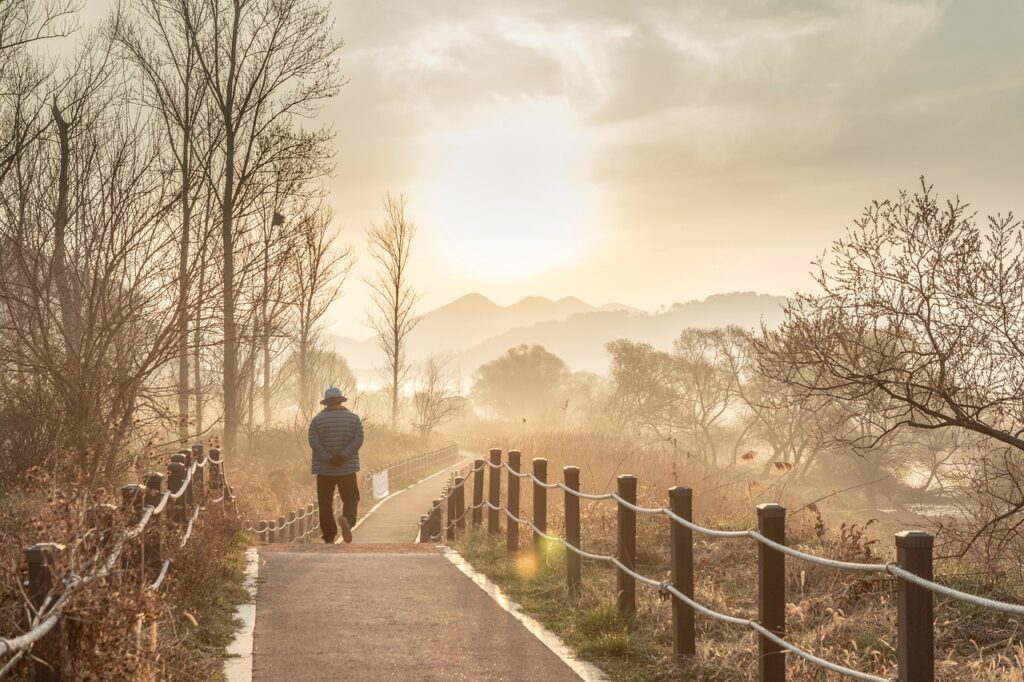 Wandelpad langs een meer op het Quinta do Lago-resort bij zonsopgang