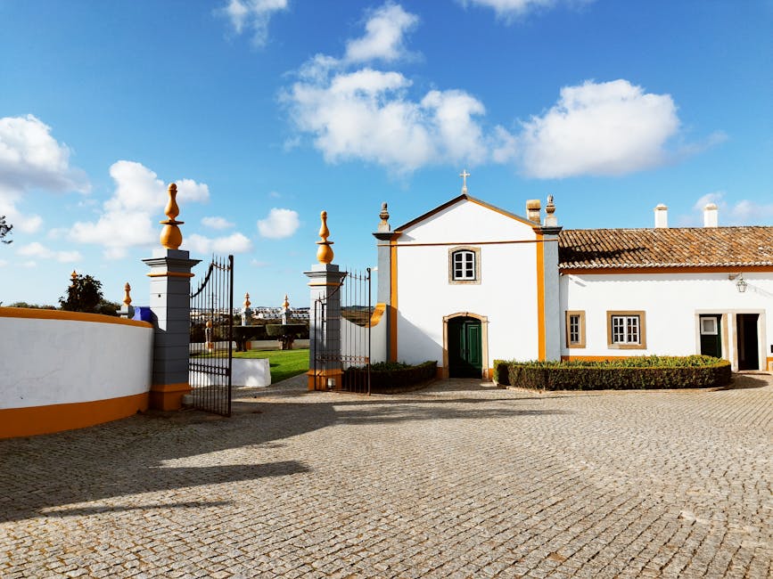 Rustieke binnenplaats van een quinta bij zonsopgang in de Algarve