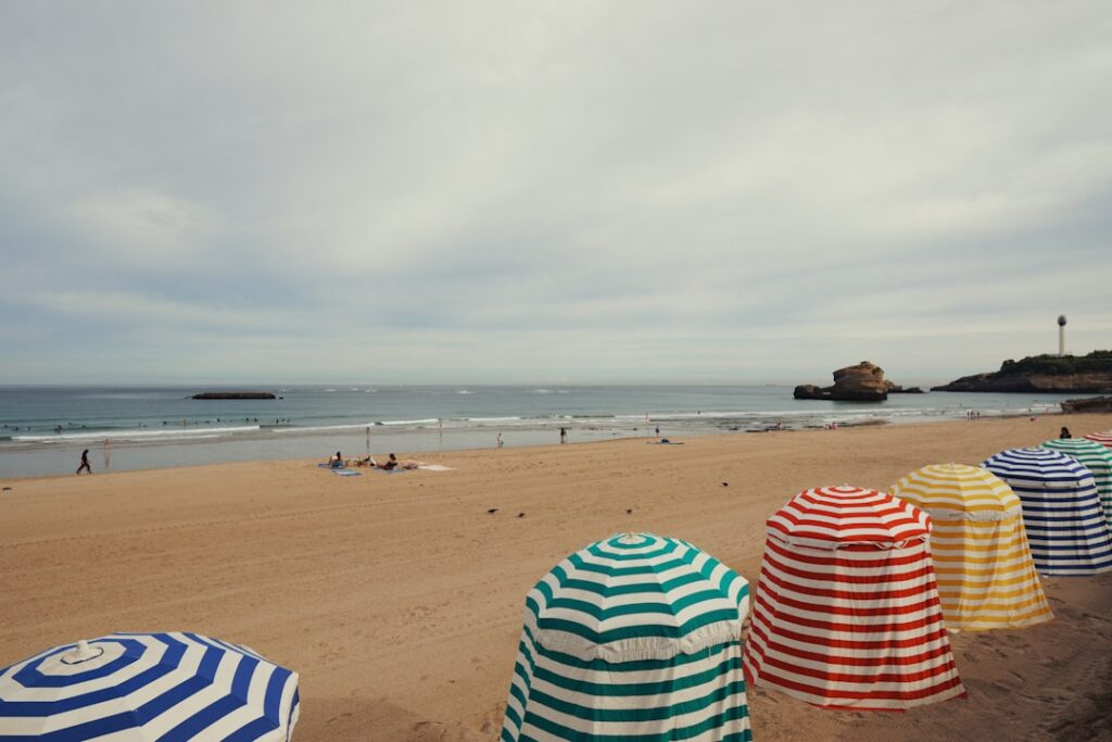 Ochrona przed słońcem na plaży Praia da Rocha — parasol i krem
