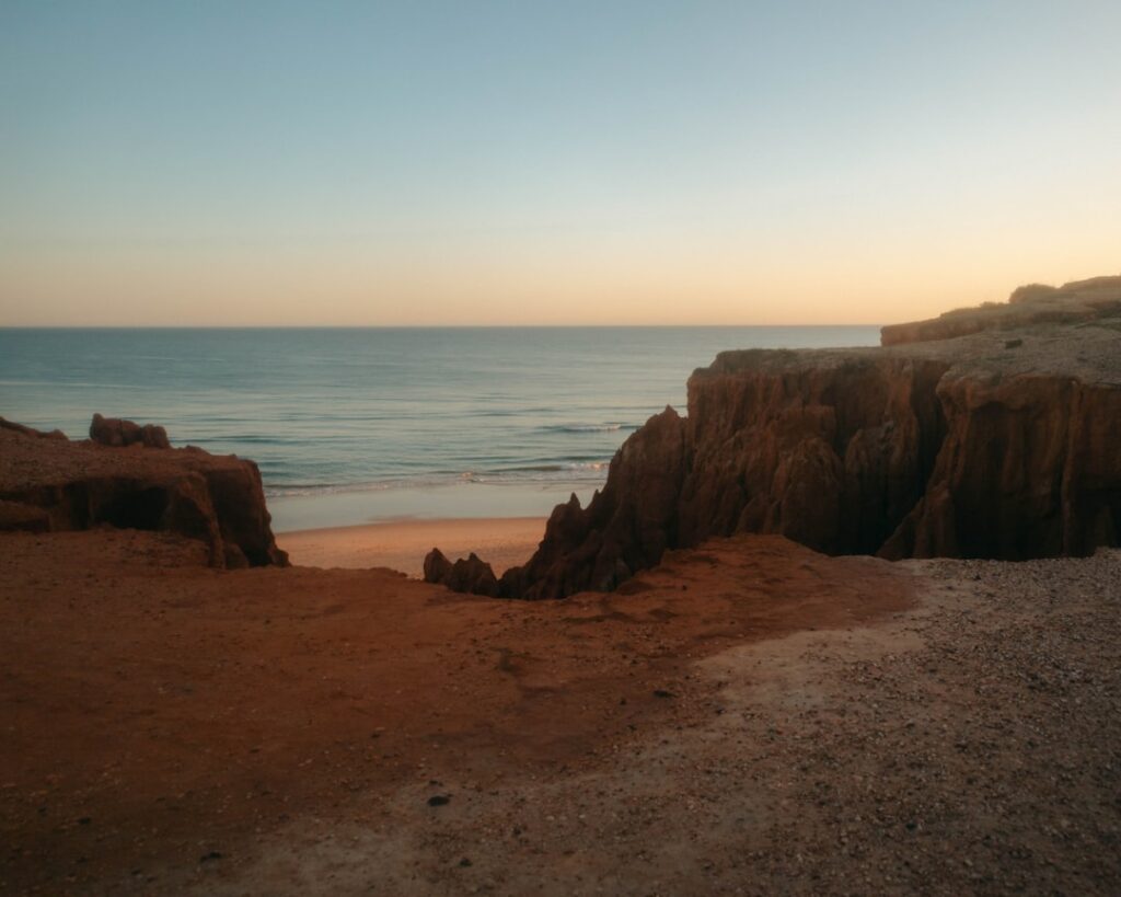 Zachód słońca nad klifami Praia da Falésia
