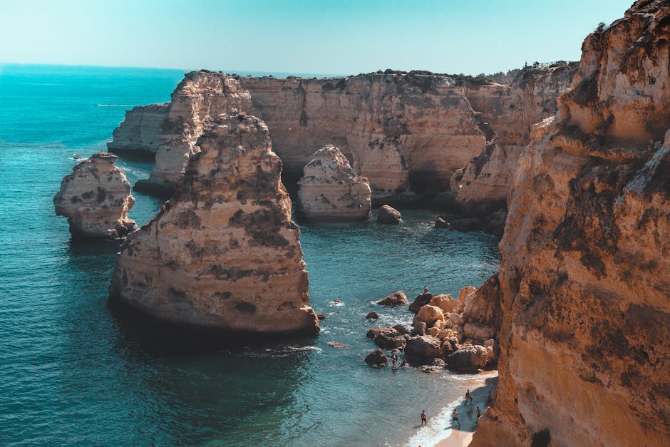 Sonnenuntergang an der Praia da Marinha mit dramatischen Klippen