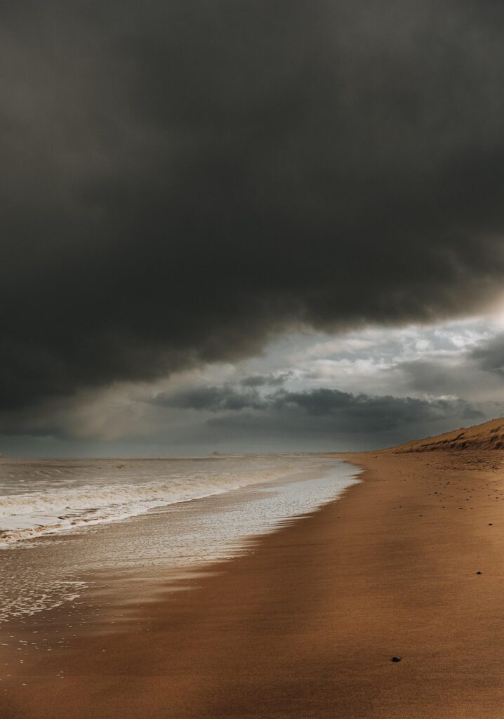 Zima na Algarve — pusta plaża i dramatyczne niebo
