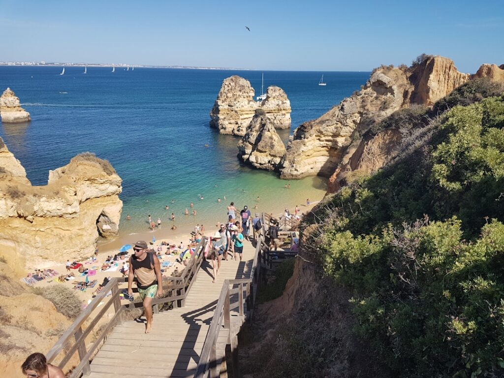 Drewniane schody prowadzące na plażę Praia do Camilo