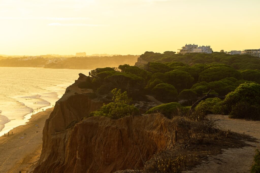 Strandnahe Apartments in Albufeira bei Sonnenaufgang