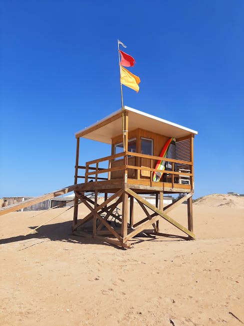 Posterunek ratownika na plaży Algarve z czerwoną flagą