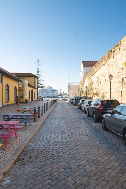 Kierowcy parkujący przy wybrzeżu Algarve o wschodzie słońca