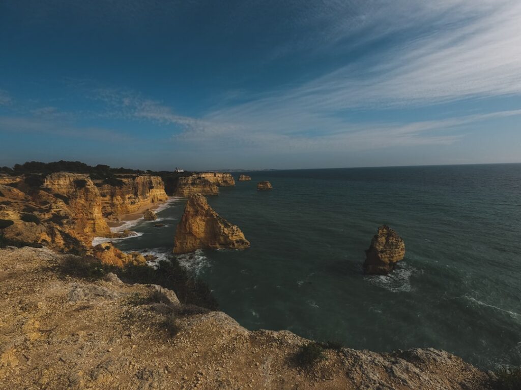 Algarve Küstenpanorama bei Sonnenuntergang von einer Klippe