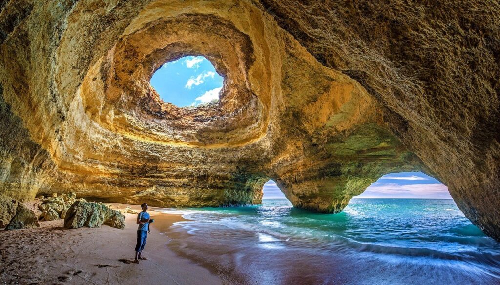 Klify Praia da Marinha i złoty piasek oświetlony słońcem