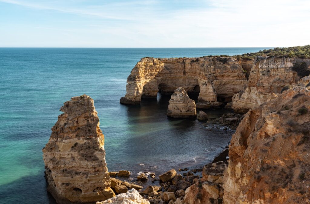 Felsbogen und klares Wasser an der Praia da Marinha