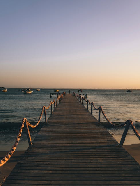 Holzsteg zur Insel von Tavira bei Sonnenaufgang