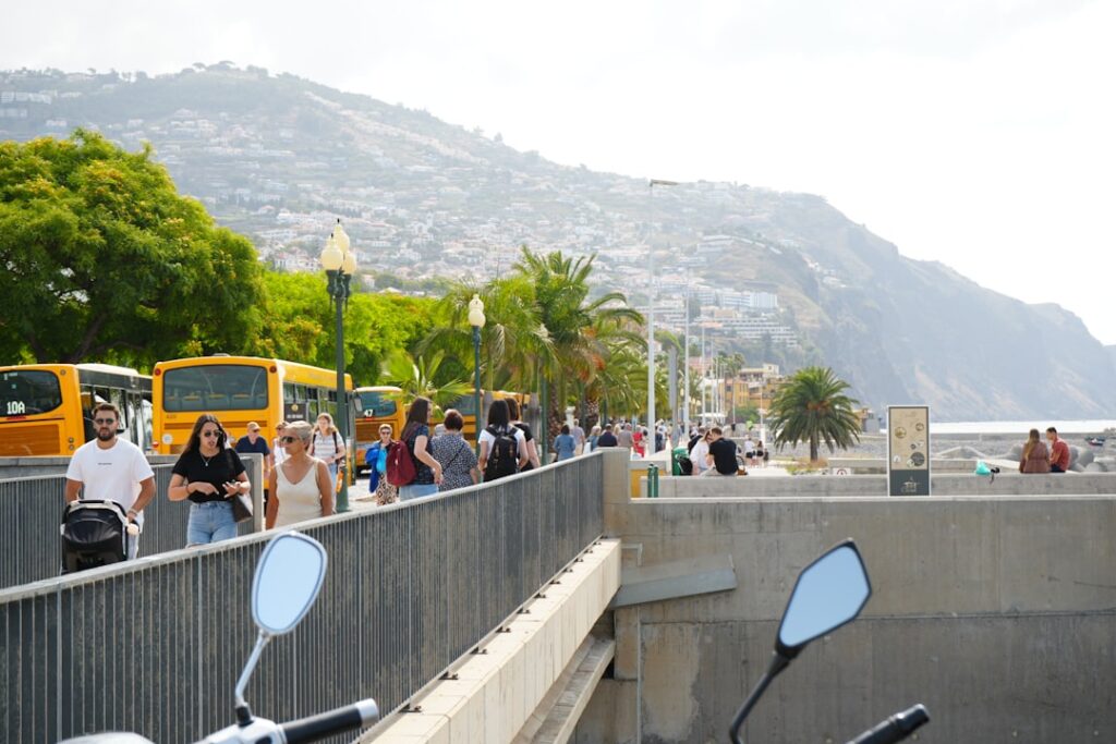 Lebhafte Busstation in Funchal