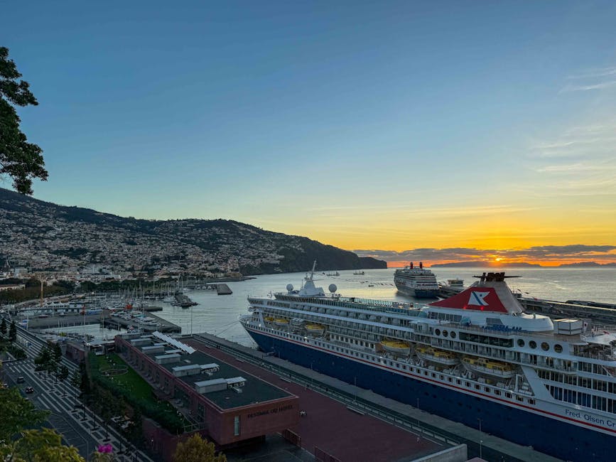 Hafen von Funchal bei Sonnenaufgang mit Fähre und Monte im Hintergrund
