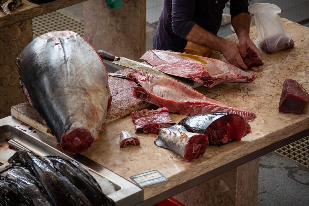 porticciolo tradizionale con barche da pesca a Funchal