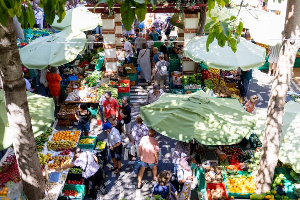 banchetto di fiori colorati al Mercado dos Lavradores
