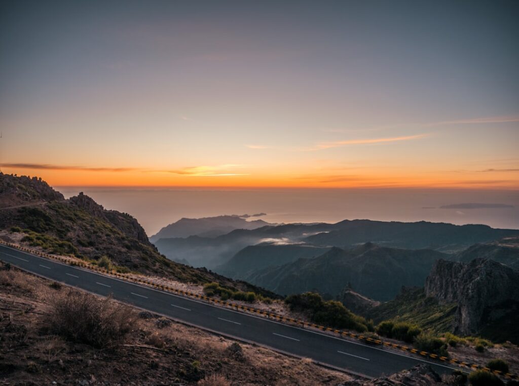Sonnenuntergangs-Blick von einer Bergstraße auf Madeira