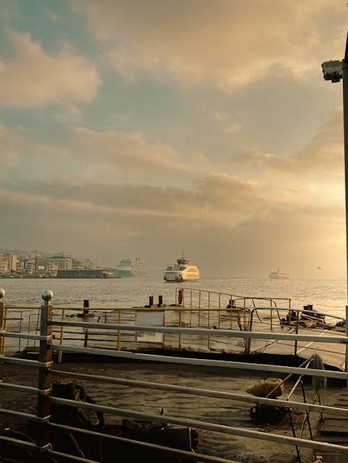 Fähre verlässt den Hafen von Funchal im Morgenlicht