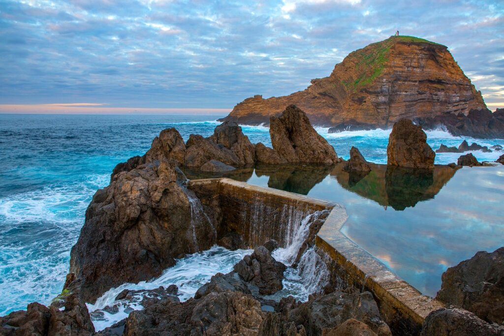 Natürliche Lavabecken in Porto Moniz zum Schwimmen