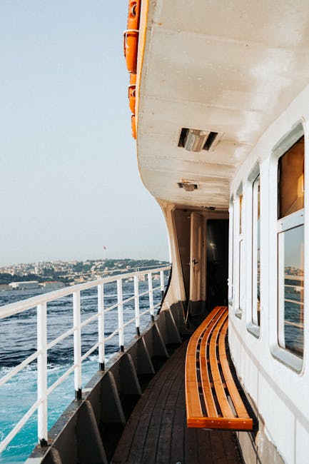 Sonnendurchflutetes Passagierdeck mit Meerblick