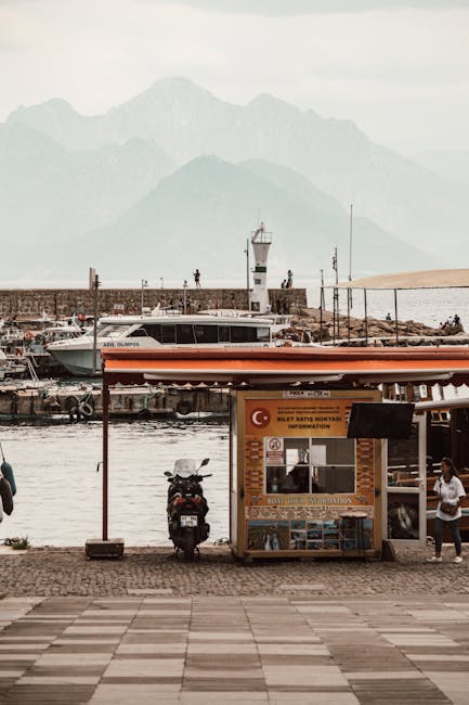 Tourist prüft Fährfahrplan am Marina-Kiosk