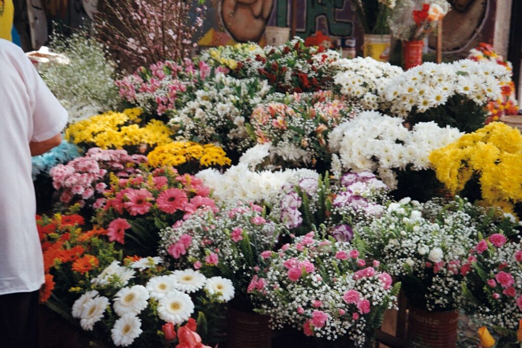 Markthändler mit bunten Blumen auf Madeira