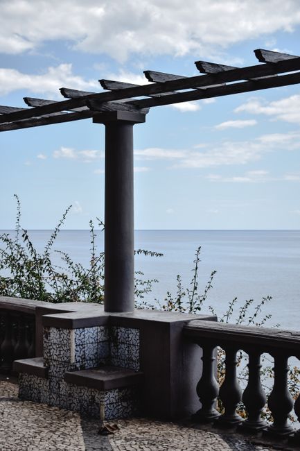 Balkon mit Meerblick und Sonnenuntergang über der Bucht von Funchal