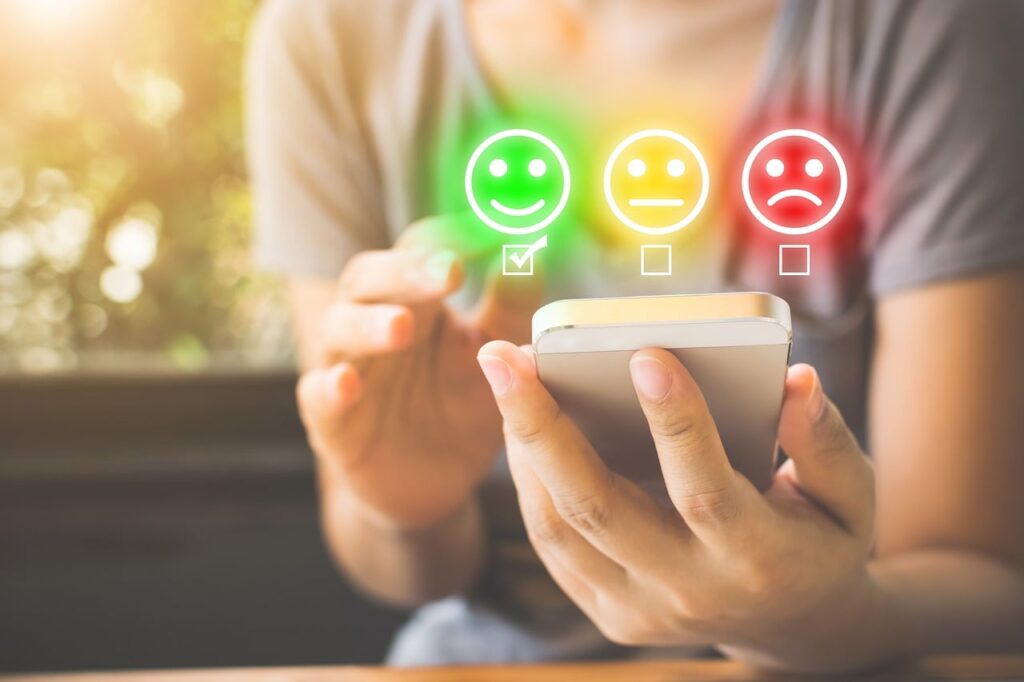 Gast hinterlässt Bewertung auf Smartphone, Hotel‑App Oberfläche