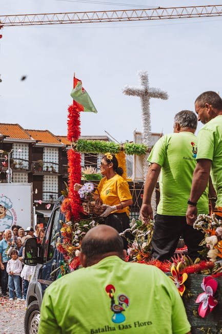 Blumenfestival auf Madeira, bunte Umzugswagen im Freien
